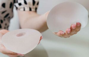 Tipos-de-protesis-de-pecho-redondas-vs-anatomicas